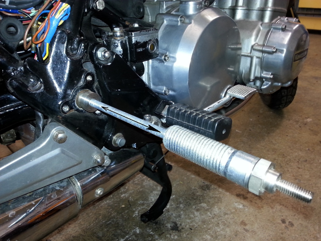 Swing arm pivot shaft removal tool