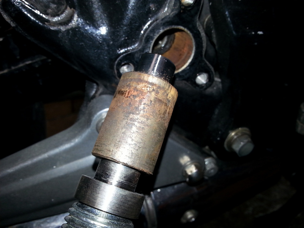 Swing arm pivot shaft removal tool